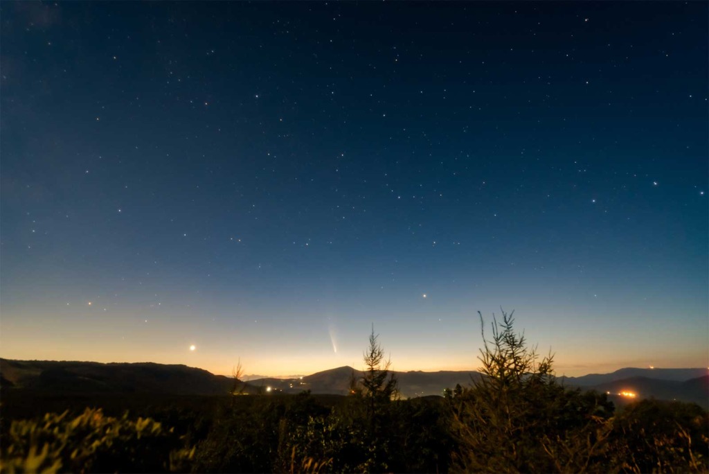夕陽の丘公園から見た、紫金山アトラス彗星