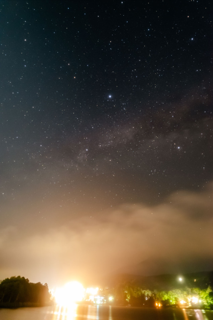 白樺湖畔にかかる雲とその上に広がる満天の星空（天の川と夏の大三角形：2025年6月19日撮影）